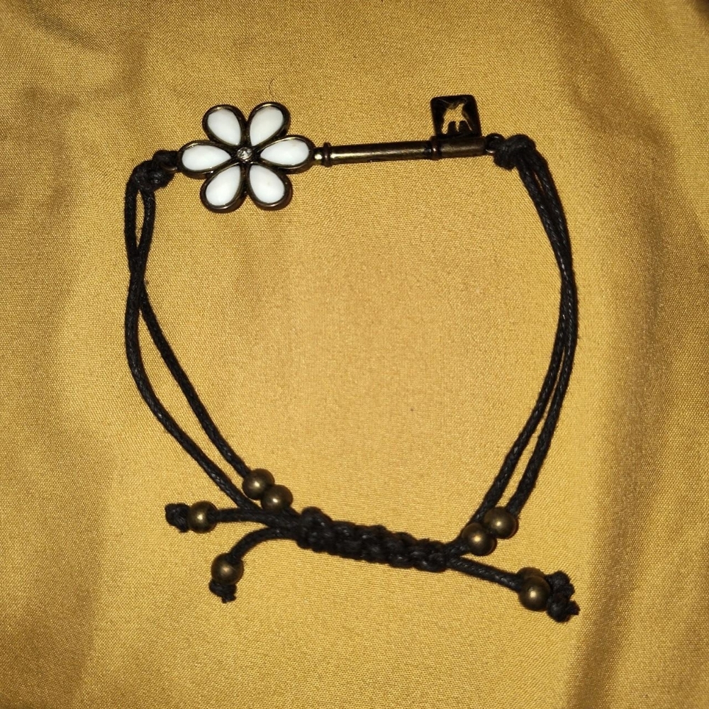White daisy flower pull bracelet